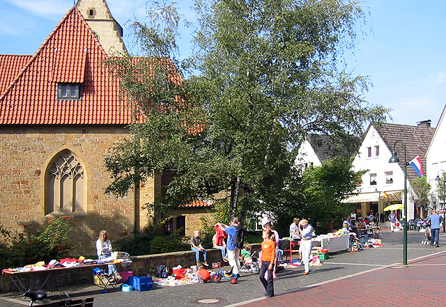 Kirchplatz mit Flohmarkt