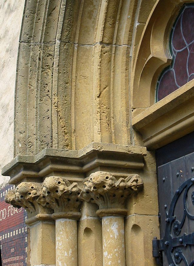 Detail am Eingangsportal der Dorfkirche